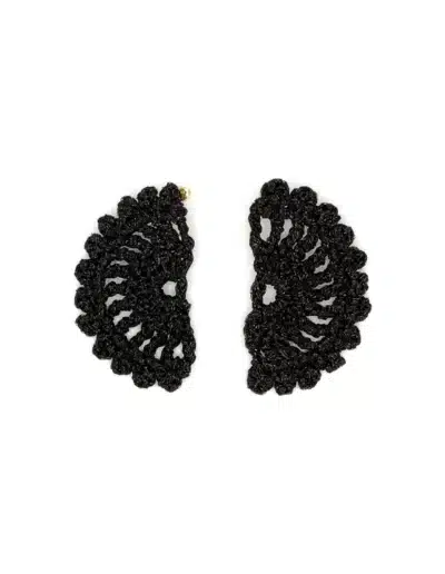 Pendiente Eclipse de color negro hecho a mano de crochet