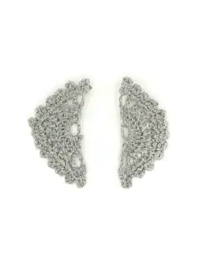 Pendientes Eclipse Plata artesanales: diseño de sol eclipsado tejido a crochet con hilo plateado. Pieza única con brillo celestial y estilo bohemio