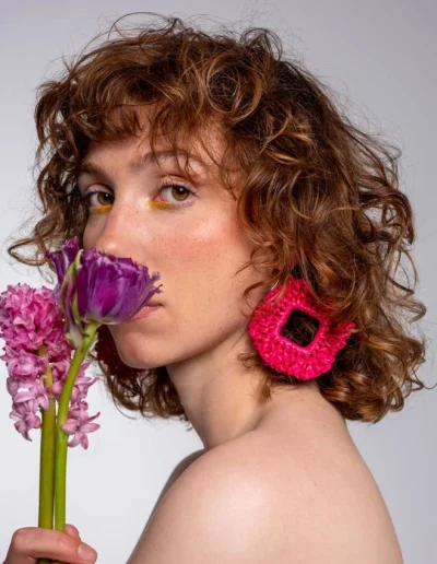 Pendiente Fleurir Dalia. Pendiente de ganchillo forma rombo de color fucsia