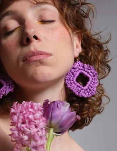 Pendiente Fleurir Lavanda. Pendiente de ganchillo forma rombo de color Lila