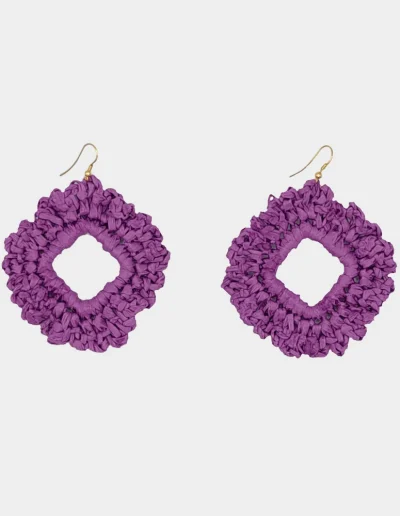 Pendiente Fleurir Lavanda. Pendiente de ganchillo forma rombo de color Lila