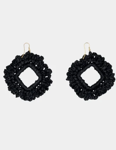 Pendiente Fleurir Petunia. Pendiente de ganchillo forma rombo de color negro
