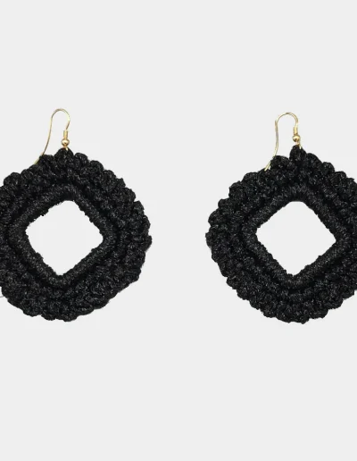 Pendientes geométricos en hilo negro hechos a mano
