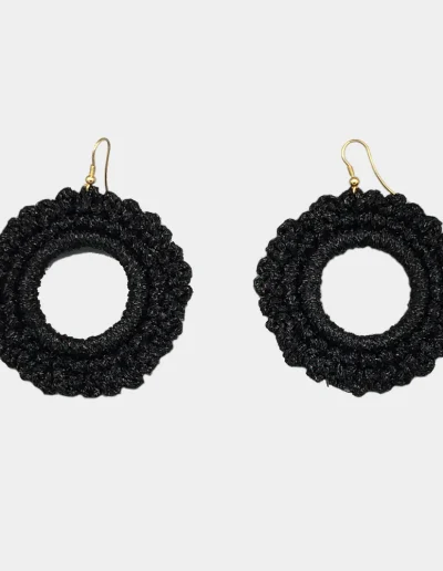 Pendientes artesanales de hilo negro en forma de aro, ligeros y resistentes. Diseño único para amantes de la moda sostenible