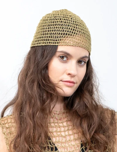 Gorro dorado de crochet hecho a mano, inspirado en Emilia Pardo Bazán - Complemento artesanal español en hilo metalizado
