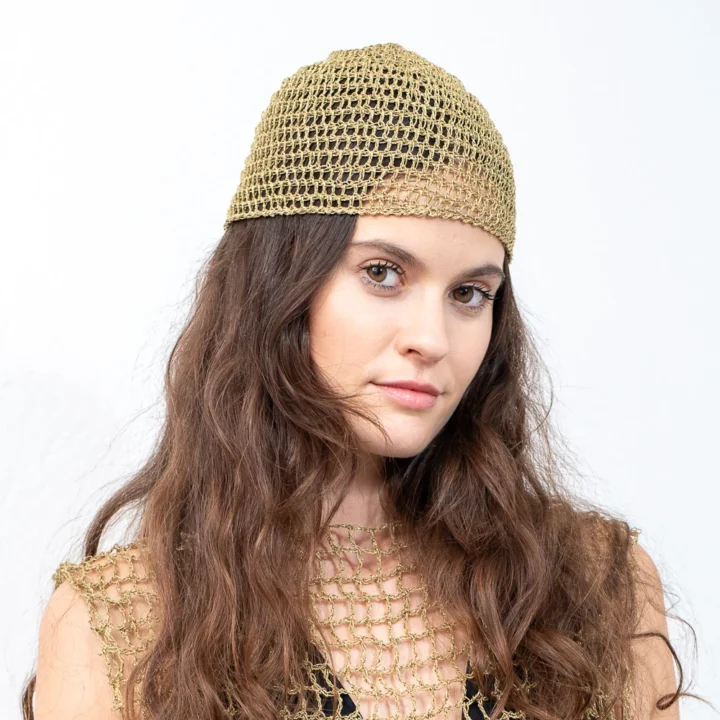 Gorro dorado de crochet hecho a mano, inspirado en Emilia Pardo Bazán - Complemento artesanal español en hilo metalizado