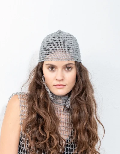Gorro plateado de crochet hecho a mano, inspirado en Emilia Pardo Bazán - Complemento artesanal español en hilo metalizado