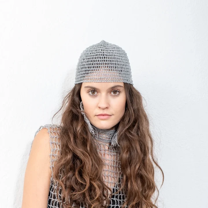 Gorro plateado de crochet hecho a mano, inspirado en Emilia Pardo Bazán - Complemento artesanal español en hilo metalizado