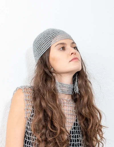 Gorro plateado de crochet hecho a mano, inspirado en Emilia Pardo Bazán - Complemento artesanal español en hilo metalizado