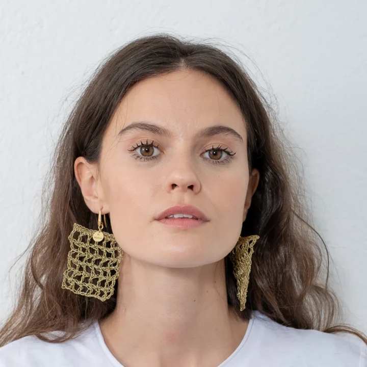 Pendiente Ada. Hecho a mano con la tecnica de crochet de color oro