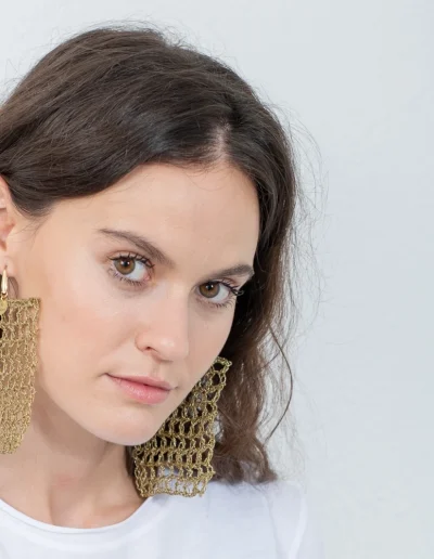 Pendiente Ada. Hecho a mano con la tecnica de crochet de color oro