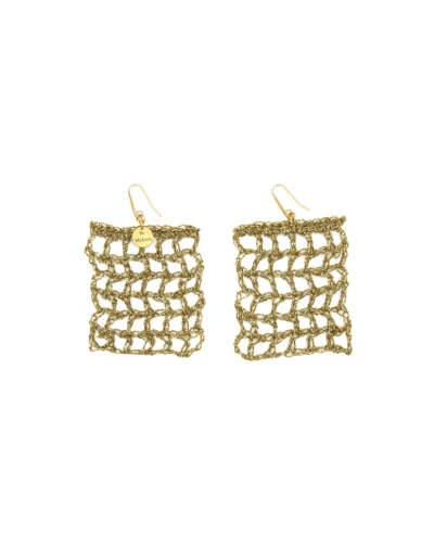 Pendiente Ada. Hecho a mano con la tecnica de crochet de color oro
