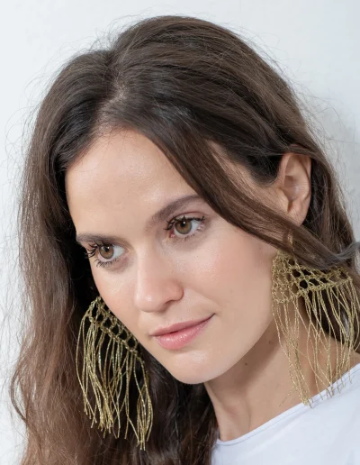 Pendiente Rosalind Oro. Hecho a mano con la técnica de crochet y flecos de color oro