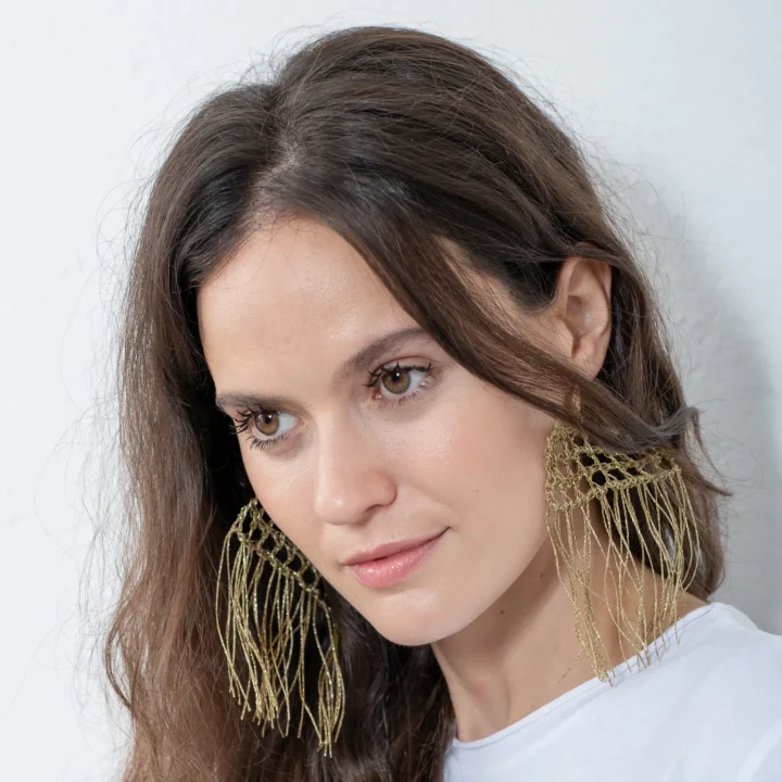 Pendiente Rosalind Oro. Hecho a mano con la técnica de crochet y flecos de color oro
