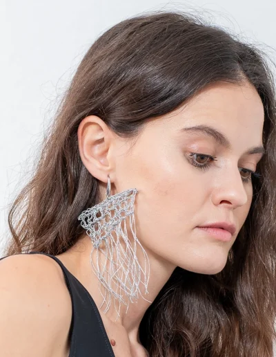 Pendiente Rosalind Plata. Hecho a mano con la técnica de crochet y flecos de color plata