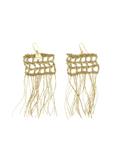 Pendiente Rosalind Oro. Hecho a mano con la técnica de crochet y flecos de color oro