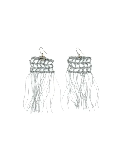 Pendiente Rosalind Plata. Hecho a mano con la técnica de crochet y flecos de color plata