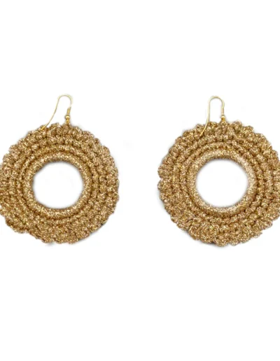 Pendientes circulares dorados BeMeknes - primer plano sobre fondo blanco. Detalle del tejido artesanal en crochet, mostrando la textura handmade y el brillo delicado del hilo oro. Pendientes ligeros de joyería textil slow fashion, símbolo de unidad y elegancia minimalista. Piezas únicas hechas a mano, ideales para regalo sostenible.