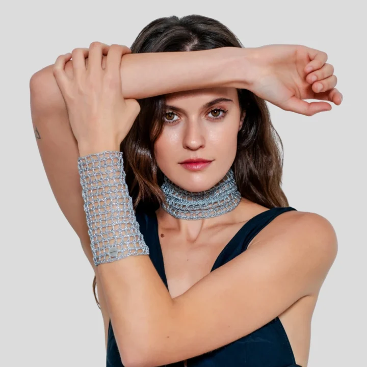 Brazalete Tomoe de ganchillo plateado, tejido a mano con hilo metalizado. Inspirado en las valientes guerreras japonesas, combina tradición y elegancia en una pieza artesanal única. Joyería ligera y sostenible con nombre propio.