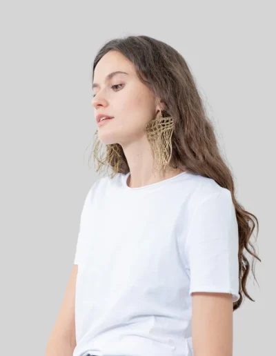 Pendiente Rosalind Oro. Hecho a mano con la técnica de crochet y flecos de color oro
