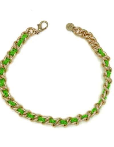 Collar Mallo verde fluor crochet sobre fondo blanco