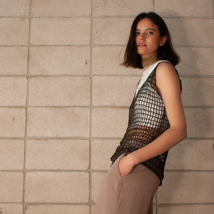 Top Zenobia-Negro Black Top Zenobia-MOD2 MEDIDAS: Talla única. La pieza se hace por encargo, se confeccionara según tus medidas. MATERIAL: Hilo de poliéster. Lavar a mano con jabón neutro y secar en horizontal.