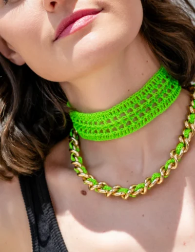 Modelo con collar Mallo verde fluor crochet – primer plano