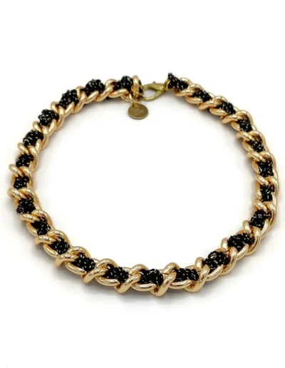 Collar Mallo negro. Hecho de metal dorado y ganchillo
