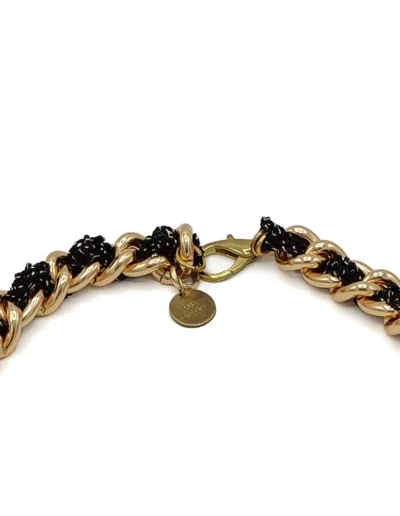 Collar Mallo negro. Hecho de metal dorado y ganchillo