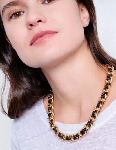 Collar Mallo negro. Hecho de metal dorado y ganchillo