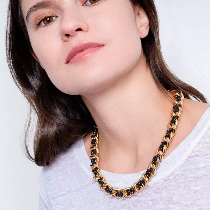 Collar Mallo negro. Hecho de metal dorado y ganchillo