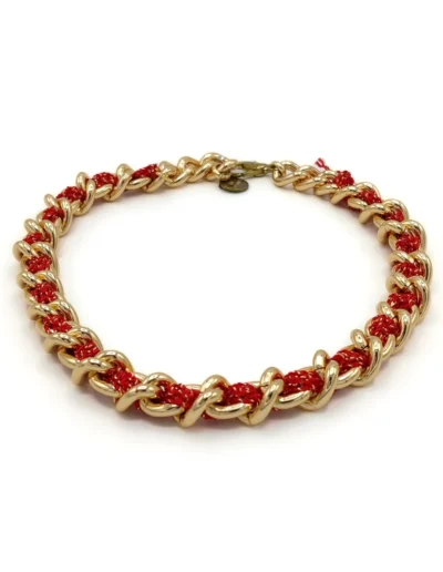 Collar Mallo rojo. Hecho de metal dorado y ganchillo