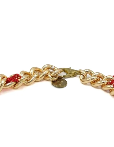 Collar Mallo rojo. Hecho de metal dorado y ganchillo