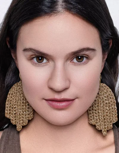 Primer plano de chica con pendientes dorados crochet mujer LaMano De Oro hechos a mano – BeMeknes