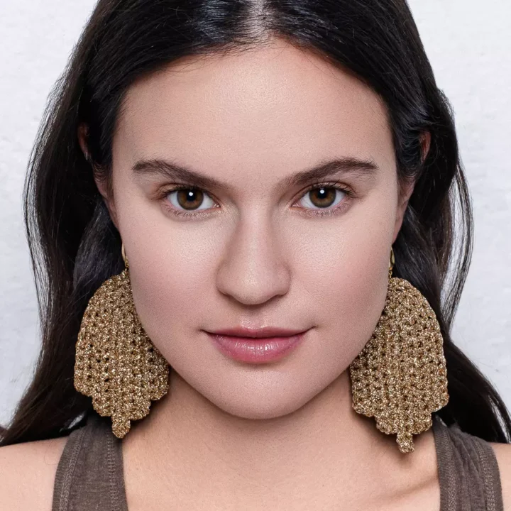 Primer plano de chica con pendientes dorados crochet mujer LaMano De Oro hechos a mano – BeMeknes