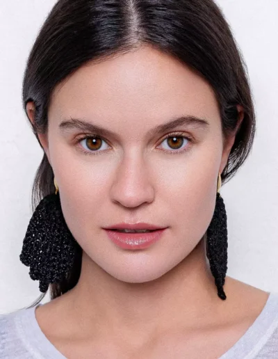 Primer plano de chica con pendientes grandes crochet mujer LaMano De en color azabache – hechos a mano por BeMeknes