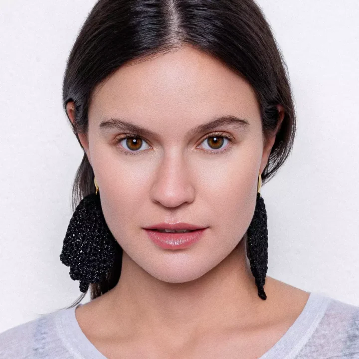 Primer plano de chica con pendientes grandes crochet mujer LaMano De en color azabache – hechos a mano por BeMeknes
