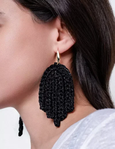 Chica de perfil con pendientes grandes crochet mujer LaMano De en color azabache – hechos a mano por BeMeknes