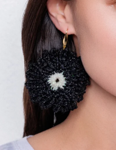 Pendiente Magali negro con cierre dorado hecho a mano de crochet