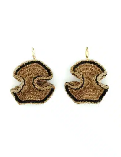 Pendiente Larisa de color oro y negro hecho a mano de crochet