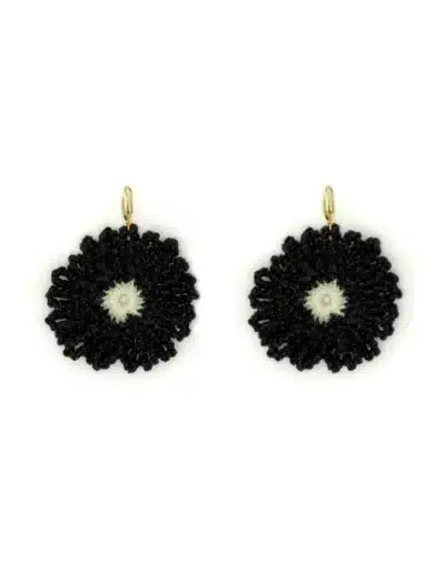 Pendiente Magali negro con cierre dorado hecho a mano de crochet
