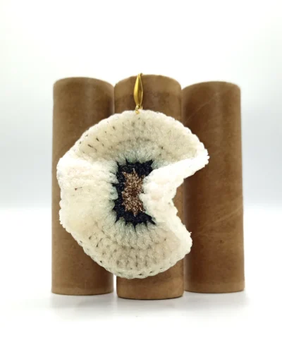 Diseño circular de pendientes Bemeknes colgado de un ovillo