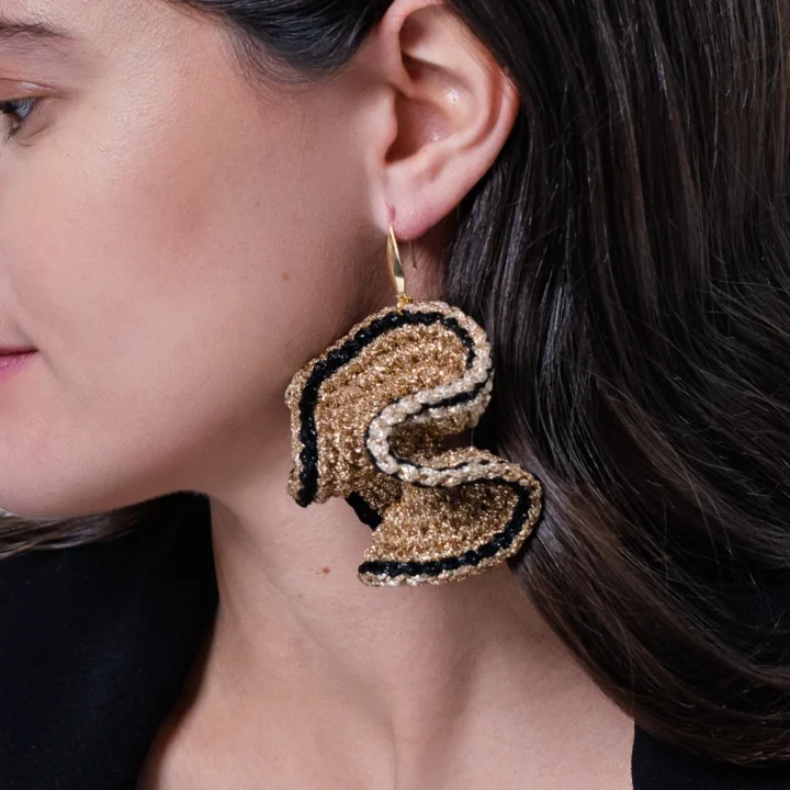 Pendientes crochet dorado artesanal Larisa hechos a mano en España – BeMeknes