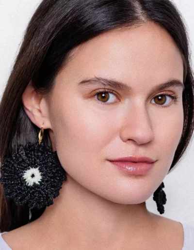 Pendientes flor crochet negro Magalí hechos a mano