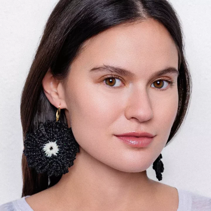 Pendientes flor crochet negro Magalí hechos a mano