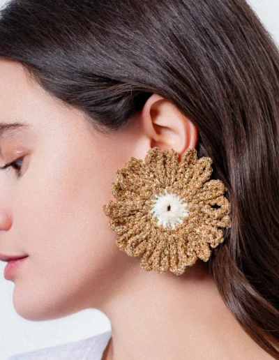 Modelo luciendo pendientes dorados artesanales Magalí Oro