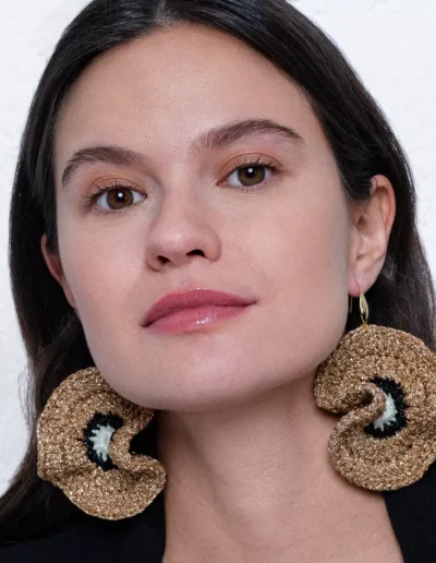 Mujer con pendientes Nereida Neptuno de Bemeknes. Color dorad, negro y blanco