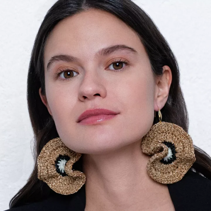 Mujer con pendientes Nereida Neptuno de Bemeknes. Color dorad, negro y blanco