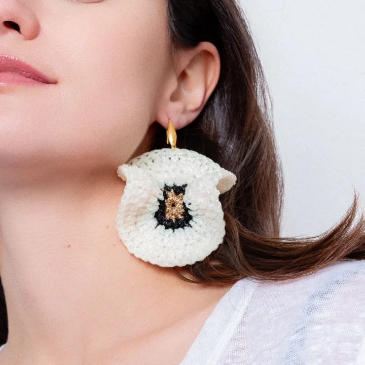 Mujer con pendientes Tritón Neptuno de Bemeknes