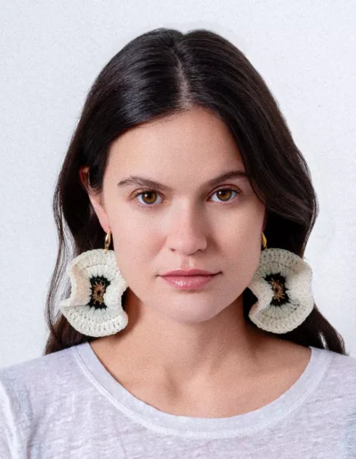 Mujer con pendientes Tritón Neptuno de Bemeknes